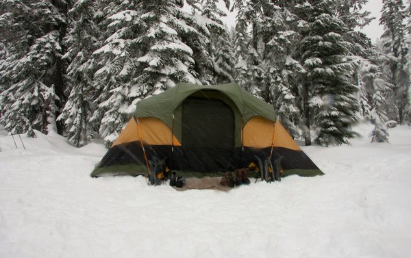 Quels sont les équipements indispensables pour un camping en région de delta en hiver?